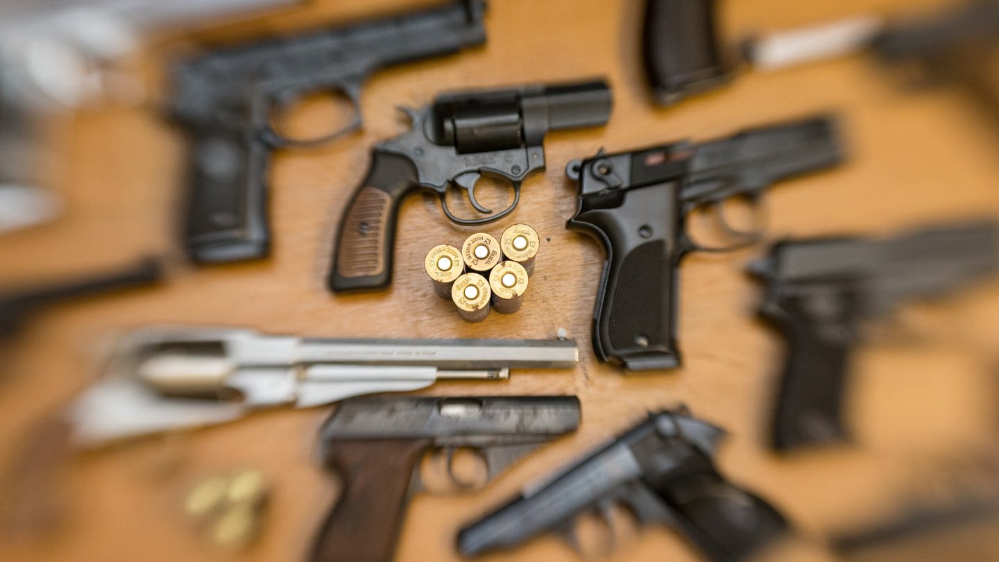 Waffen liegen auf einem Tisch in einer gesicherten Asservatenkammer. (Foto: dpa Bildfunk, picture alliance/dpa | Friso Gentsch)