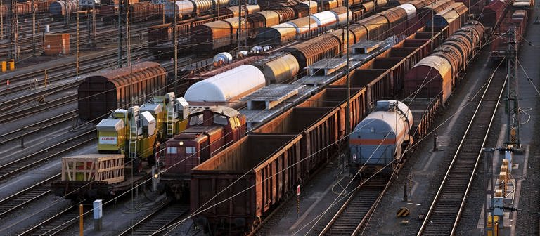 Symbolbild: Güterzüge fahren durch eine Zugbildungsanlage (Foto: IMAGO, IMAGO / blickwinkel)
