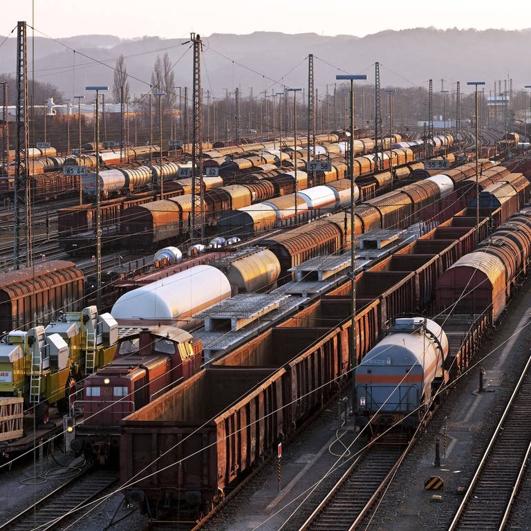 Symbolbild: Güterzüge fahren durch eine Zugbildungsanlage (Foto: IMAGO, IMAGO / blickwinkel)
