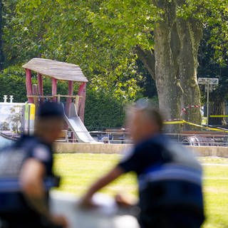 Die französische Polizei ermittelt nach einem Messerangriff in einem Park in Annecy (Foto: IMAGO, IMAGO / PanoramiC)