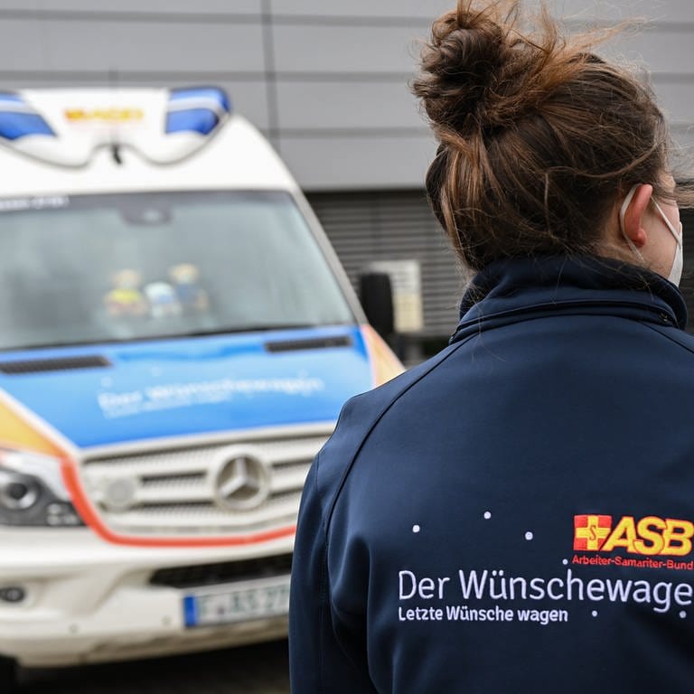 Levana Clasen, Projektkoordinatorin beim ASB, steht vor dem Wünschewagen, einem medizinisch ausgerüsteten Fahrzeug des Arbeiter-Samariter-Bund (ASB). (Foto: dpa Bildfunk, picture alliance/dpa | Arne Dedert)