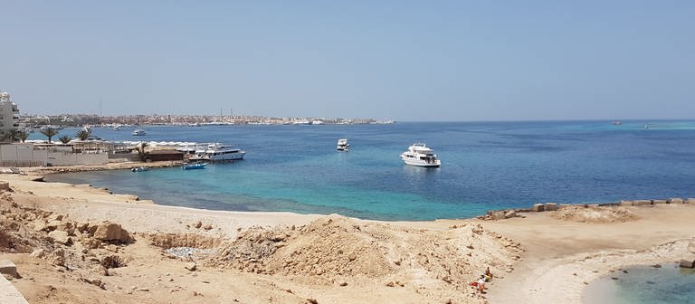 Menschenleer ist der Badestrand von Hurghada. Im ägyptischen Badeort ist ein 23-jähriger Russe nach einem Hai-Angriff gestorben. (Foto: dpa Bildfunk, picture alliance/dpa | Marcel Lauck)