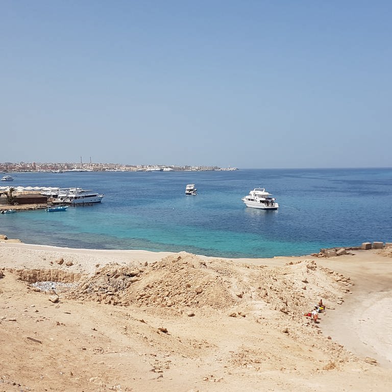 Menschenleer ist der Badestrand von Hurghada. Im ägyptischen Badeort ist ein 23-jähriger Russe nach einem Hai-Angriff gestorben. (Foto: dpa Bildfunk, picture alliance/dpa | Marcel Lauck)