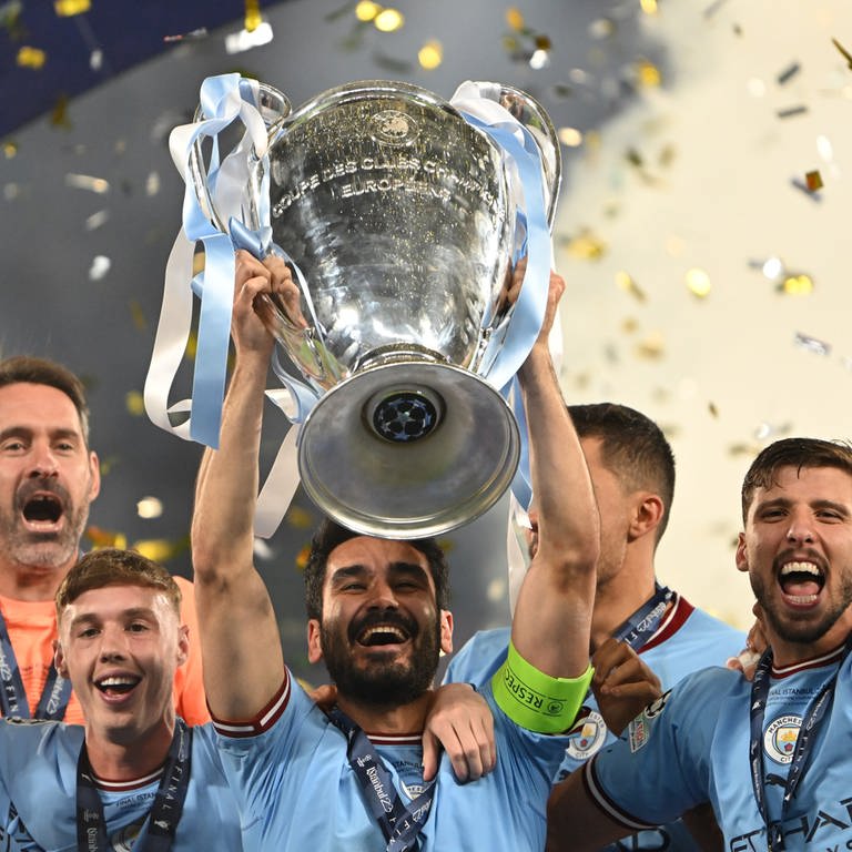 Ilkay Gündogan von Manchester City hält den Champions-League-Pokal hoch (Foto: dpa Bildfunk, picture alliance/dpa | Robert Michael)