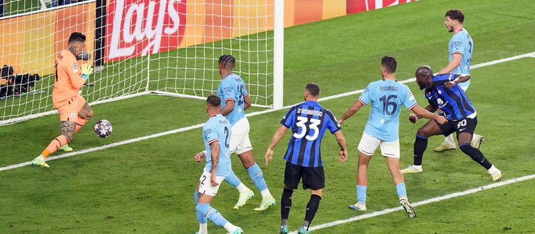 Torhüter Ederson von Manchester City rettet auf der Linie gegen Romelu Lukaku von Inter Mailand. (Foto: dpa Bildfunk, picture alliance/dpa/PA Wire | Mike Egerton)