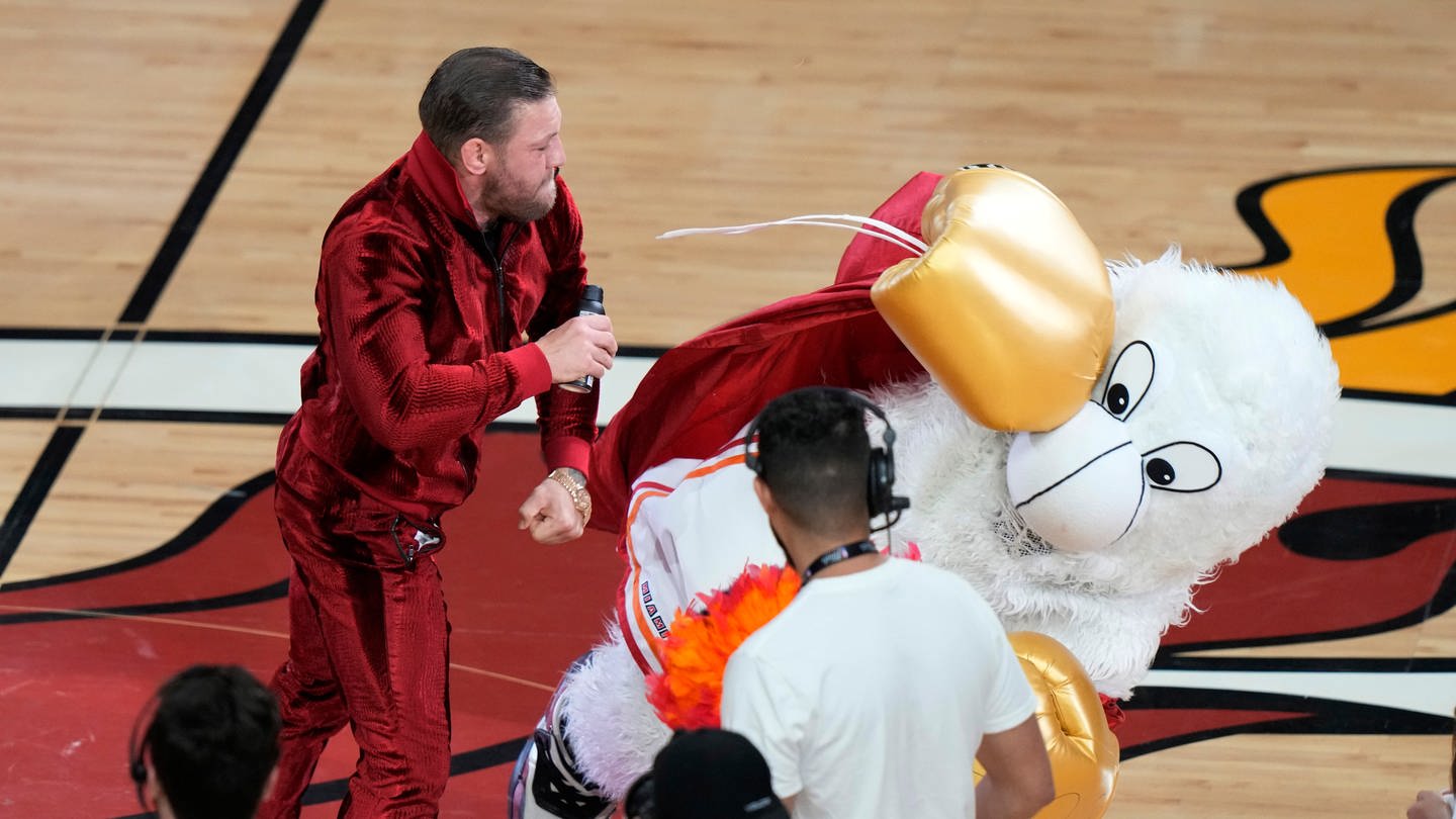 Der ehemalige UFC-Champion Conor McGregor schlägt das Maskottchen der Miami Heat während einer Spielpause nieder. (Foto: dpa Bildfunk, picture alliance/dpa/AP | Lynne Sladky)