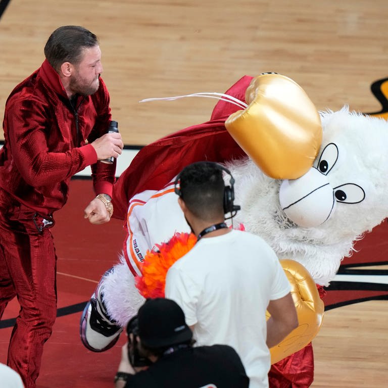 Der ehemalige UFC-Champion Conor McGregor schlägt das Maskottchen der Miami Heat während einer Spielpause nieder.  (Foto: dpa Bildfunk, picture alliance/dpa/AP | Lynne Sladky)