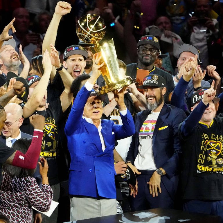 Nach dem Sieg der NBA reißt Stan Kroenke, Besitzer der Denver Nuggets, den Pokal in die Luft (Foto: IMAGO, IMAGO / USA TODAY Network)