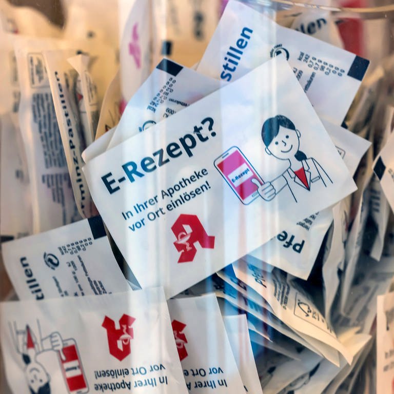 Ab Juli kann man das neue E-Rezept bei der Apotheke einlösen (Foto: IMAGO, IMAGO / Arnulf Hettrich)