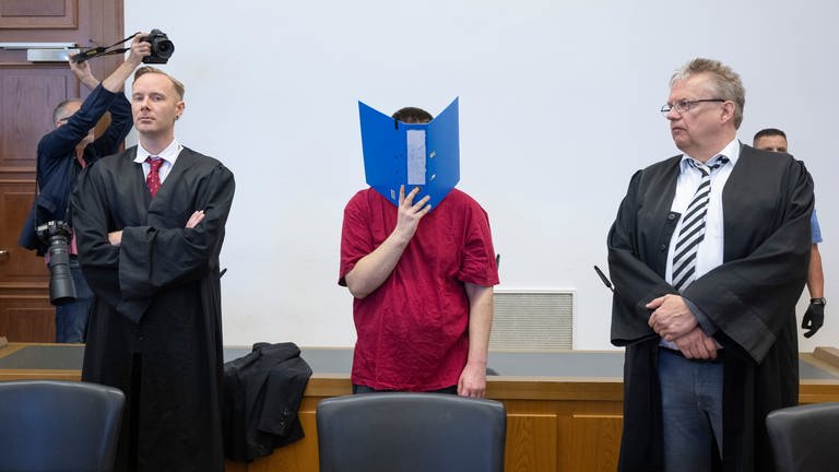 Der Prozess um den Mord der 14-jährigen Schülerin Ayleen ist am Landgericht Gießen gestartet. Der 30-jährige Angeklagte hat eine Erklärung zum Tathergang über seine Anwälte abgegeben. (Foto: dpa Bildfunk, picture alliance/dpa | Boris Roessler)