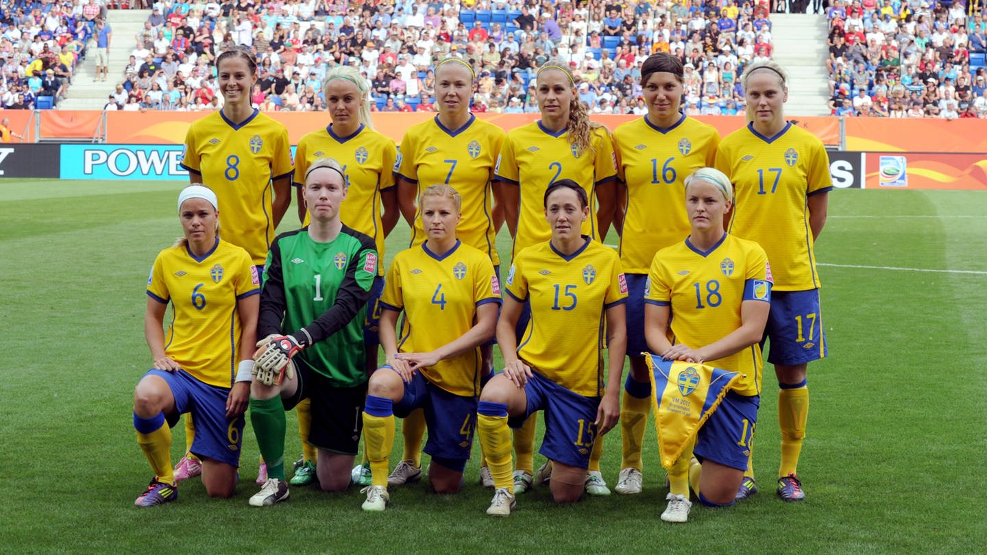 Schwedens Fußballerinnen stehen bei der WM 2011 für ein Team-Foto beisammen. Vor der Fußball-WM in Deutschland mussten sich die Spielerinnen offenbar komplett nackt ausziehen. (Foto: dpa Bildfunk, picture alliance / dpa | Bernd Weißbrod)