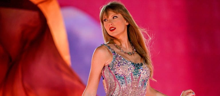 Taylor Swift tritt bei einem Konzert auf der Bühne auf. (Foto: dpa Bildfunk, picture alliance/dpa/Tampa Bay Times via ZUMA Press | Martha Asencio-Rhine)