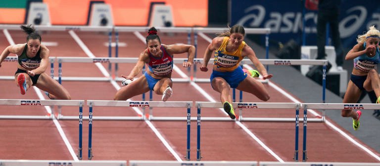Vier Leichtathletikerinnen, die gerade springen.  (Foto: IMAGO, IMAGO / ZUMA Press)