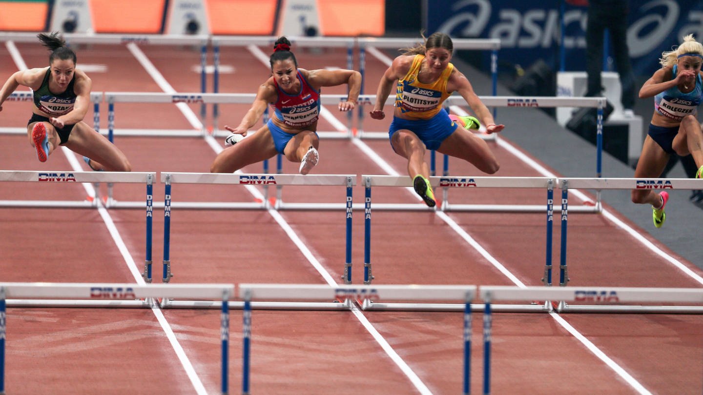 Vier Leichtathletikerinnen, die gerade springen. (Foto: IMAGO, IMAGO / ZUMA Press)