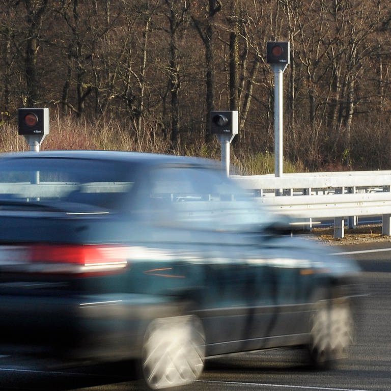 Auf der A64 bei Trier wurden am Samstag gleich drei Autos geblitzt. Sie waren mit hohem Tempo unterwegs. Die Polizei ermittelt wegen des Verdachts auf ein illegales Straßenrennen. (Foto: dpa Bildfunk, picture alliance / dpa | Dominique Leppin)