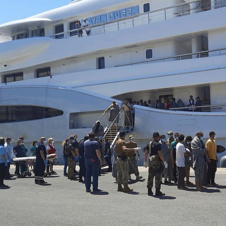 Geflüchtete kommen nach einer Rettungsaktion vor der Küste von Griechenland in einem Hafen mit einer Yacht an. (Foto: dpa Bildfunk, picture alliance/dpa/www.argolikeseidhseis.gr | Uncredited)