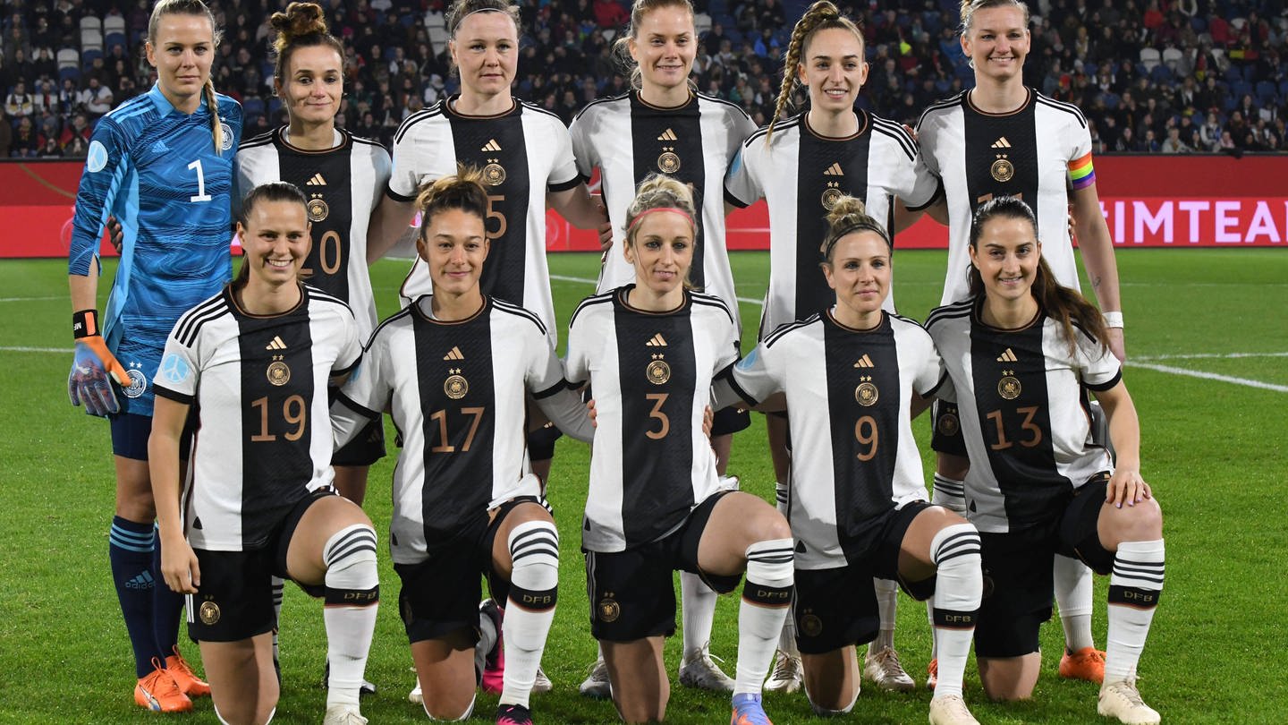Teamfoto der deutschen Frauennationalmannschaft vor dem Laenderspiel gegen Schweden. (Foto: IMAGO, IMAGO / Eibner)