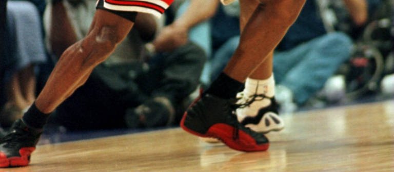 Die Air Jordans von Michael Jordan aus den NBA-Finals 1997 wurden versteigert (Foto: IMAGO, IMAGO / UPI Photo)