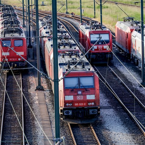 Lokomotiven stehen aufgereiht auf den Gleisen. (Foto: dpa Bildfunk, picture alliance/dpa | Axel Heimken)