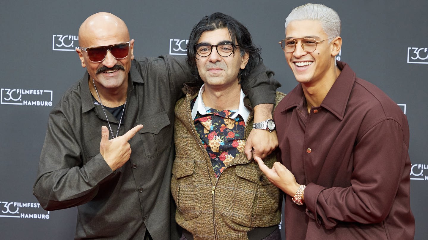 Der Rapper Xatar, Fatih Akin und Emilio Sakraya stehen auf dem Roten Teppich zu ihrem Film 