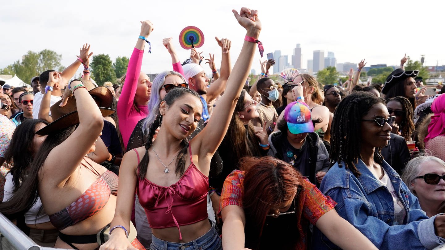 Zuschauerinnen tanzen auf einem Konzert in Los Angeles. Gutes Wetter hat einen möglichen Einfluss auf die Beliebtheit von Pop-Musik. (Foto: dpa Bildfunk, picture alliance/dpa/Invision/AP | Chris Pizzello)