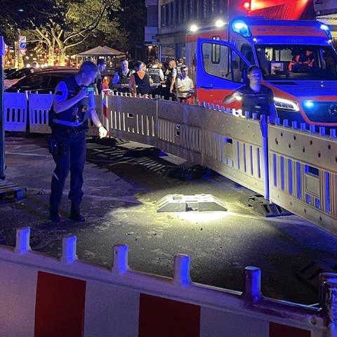 Polizisten suchen nach Spuren vor einer Bar in der Stuttgarter Innenstadt. Ein Mann ist in der Nacht zum Samstag dort mutmaßlich mit einem Messer angegriffen und schwer verletzt worden. Bei dem Vorfall handelte es sich ersten Erkenntnissen zufolge um ein versuchtes Tötungsdelikt. (Foto: dpa Bildfunk, picture alliance/dpa/SDMG | Schulz)