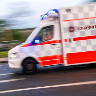 Ein Fahrzeug der Johanniter fährt mit Blaulicht und Sonderrechten eine Straße entlang. Im Kreis Breisgau-Hochschwarzwald ist ein 17-Jähriger bei einem Unfall ums Leben gekommen. (Foto: dpa Bildfunk, picture alliance/dpa | Lino Mirgeler)
