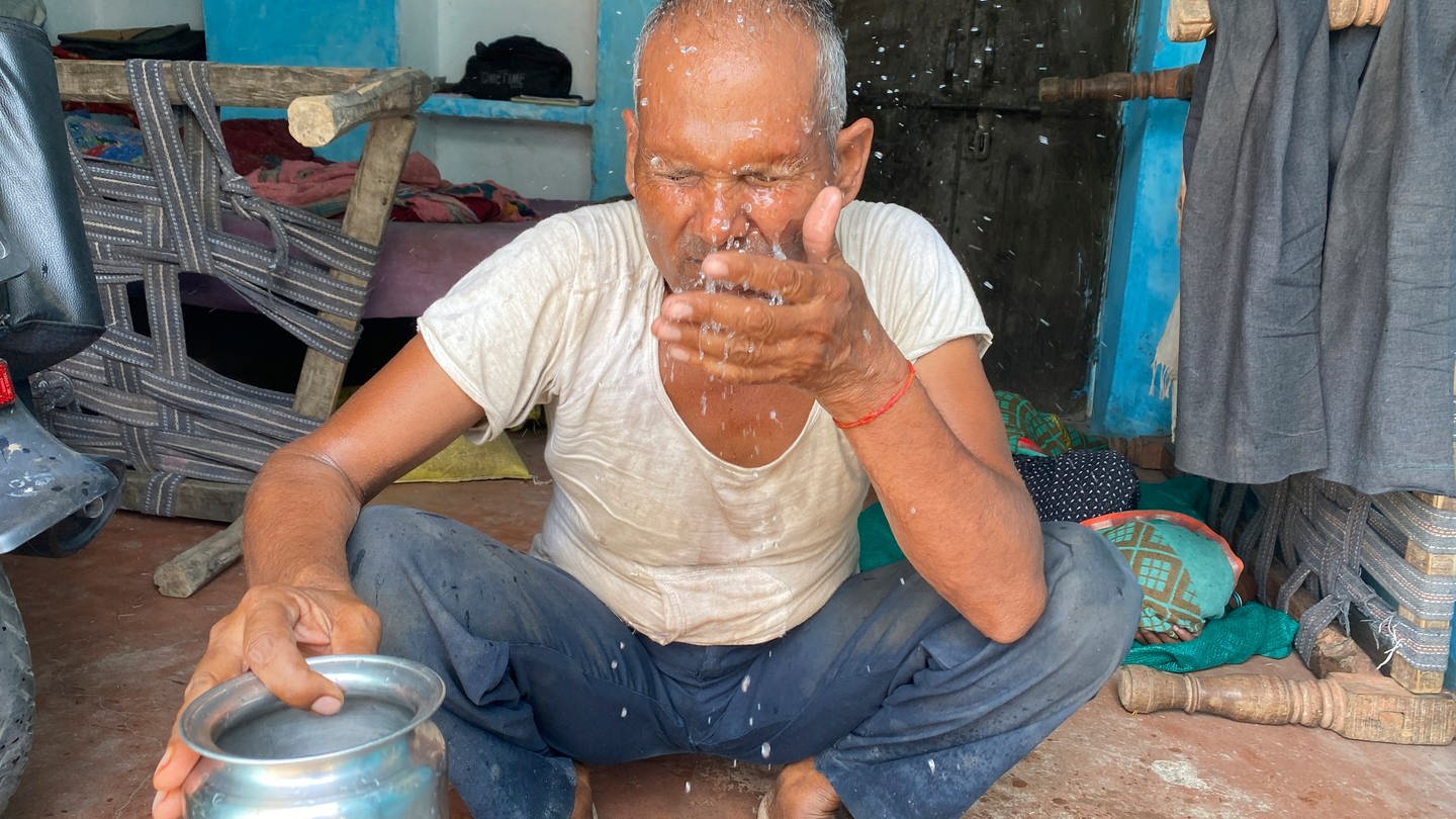 Ein älterer Mann bespritzt sein Gesicht in Indien mit Wasser, um sich an einem heißen Sommernachmittag abzukühlen. Zahlreiche Menschen sind in den vergangenen zwei Tagen gestorben, da weite Teile des nordindischen Bundesstaates Uttar Pradesh unter einer großen Hitzewelle leiden. Ärzte raten Bürgern über 60 Jahren daher davon ab, sich tagsüber ins Freie zu begeben. (Foto: dpa Bildfunk, picture alliance/dpa/AP | Rajesh Kumar Singh)