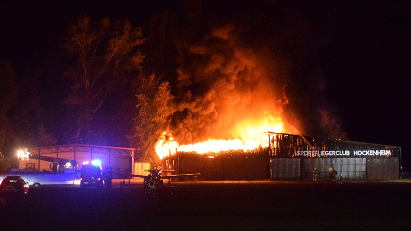 Einsatzkräfte der Feuerwehr löschen den Brand einer Lagerhalle am Flugplatz in Hockenheim. (Foto: dpa Bildfunk, picture alliance/dpa/PR-Video | Marco Priebe)