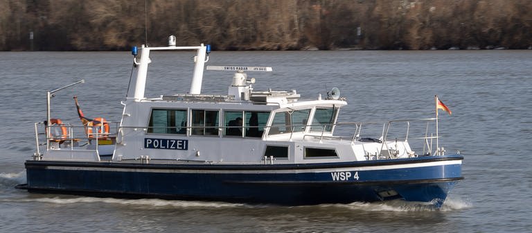 Ein Boot der rheinland-pfälzischen Wasserschutzpolizei fährt auf dem Rhein. (Foto: dpa Bildfunk, picture alliance/dpa | Sebastian Gollnow)