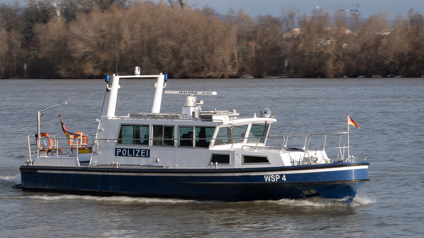 Ein Boot der rheinland-pfälzischen Wasserschutzpolizei fährt auf dem Rhein. (Foto: dpa Bildfunk, picture alliance/dpa | Sebastian Gollnow)