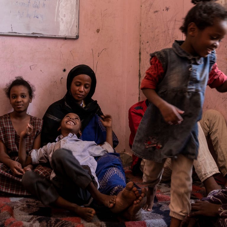 Die 34-jährige Sudanesin Naglaa Al-Aazz (M) sitzt mit ihren fünf Kindern im Büro der Union of Refugee and Migrant Leaders, wo sie sich derzeit aufhält. Das UN-Kinderhilfswerk Unicef hat 2022 in Deutschland ein Rekord-Spendenergebnis erzielt. (Foto: dpa Bildfunk, picture alliance/dpa | Lobna Tarek)
