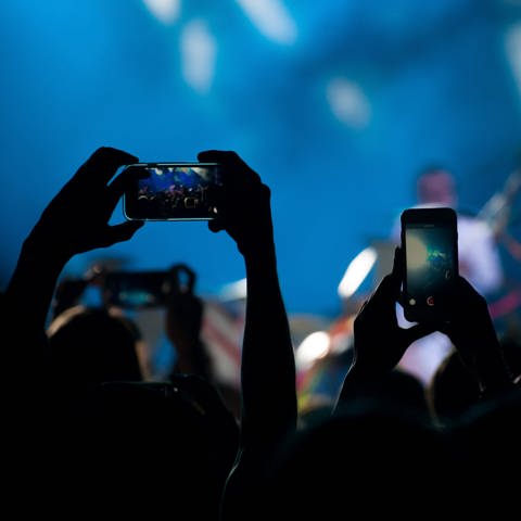 Auf einem Festival haben etliche iPhones versehentlich Notfall-Anrufe an die Polizei geschickt (Symbolbild) (Foto: IMAGO, IMAGO / Pond5)