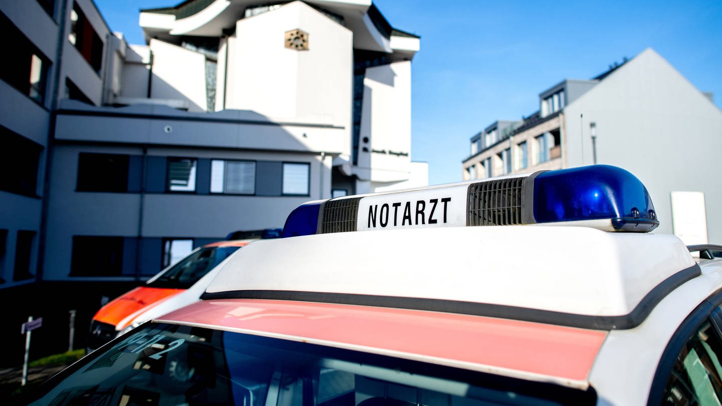 Ein Notarztwagen steht vor einem Krankenhaus. Im Kreis Reutlingen wurde ein 19-jähriger Dachdecker durch eine Windböe lebensgefährlich verletzt. (Foto: dpa Bildfunk, picture alliance/dpa | Hauke-Christian Dittrich)