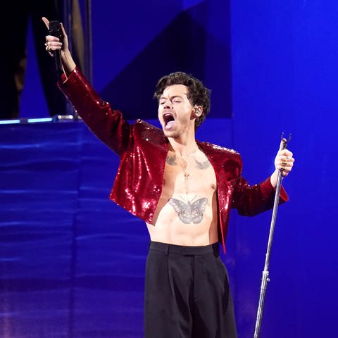 Harry Styles bei seinem Auftritt bei den Brit Awards 2023 in der O2 Arena. Bei einem Konzert in Cardiff hat er einer Schwangeren geholfen. (Foto: dpa Bildfunk, picture alliance/dpa/PA Wire | Ian West)