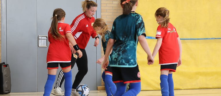Die Profi-Fußballerin Dina Orschmann vom 1. FC Union Berlin trainiert mit mehreren Mädchen. Laut DFB-Zahlen spielen immer mehr Mächen unter 16 Jahren Fußball. (Foto: dpa Bildfunk, picture alliance/dpa | Jörg Carstensen)