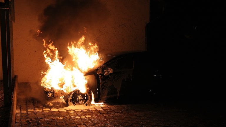 In einem Drive-In in Rauenberg ist ein Auto in Flammen aufgegangen. (Foto: dpa Bildfunk, picture alliance/dpa/dpa-Zentralbild | Silvio Dietzel)
