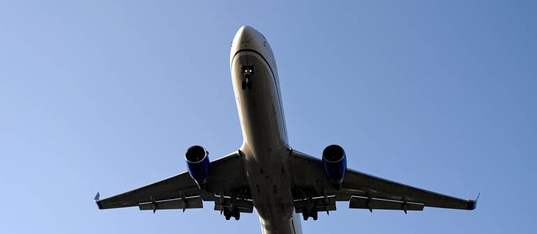 Eine Frau hat nackt in einem Flugzeug randaliert. (Foto: IMAGO, IMAGO / Pius Koller)