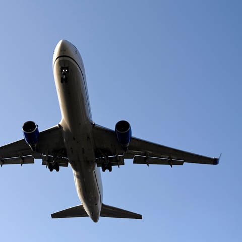 Eine Frau hat nackt in einem Flugzeug randaliert. (Foto: IMAGO, IMAGO / Pius Koller)