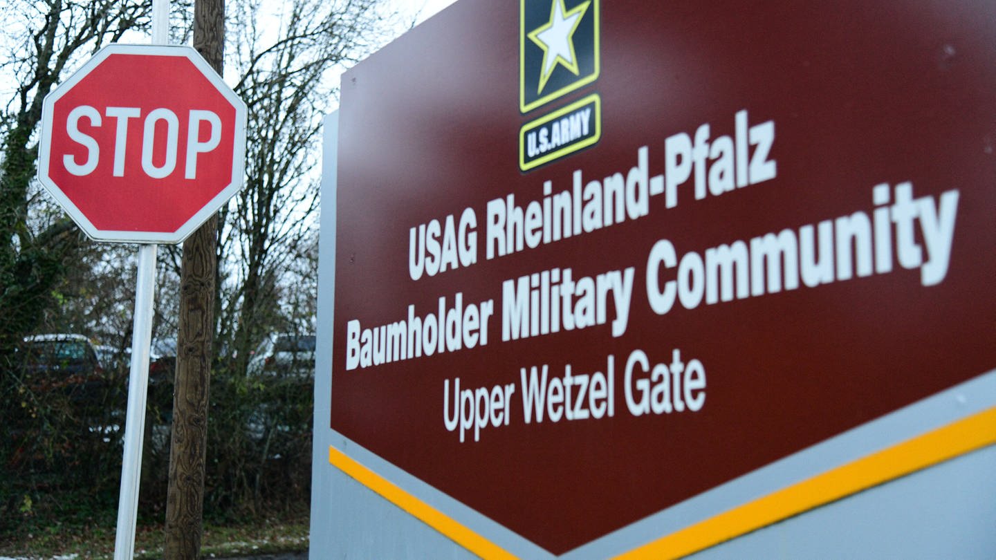 Ein Schild verweist auf den Zugang zur Wohnsiedlung der US-Soldaten in Baumholder in Rheinland-Pfalz. (Foto: IMAGO, BeckerBredel)