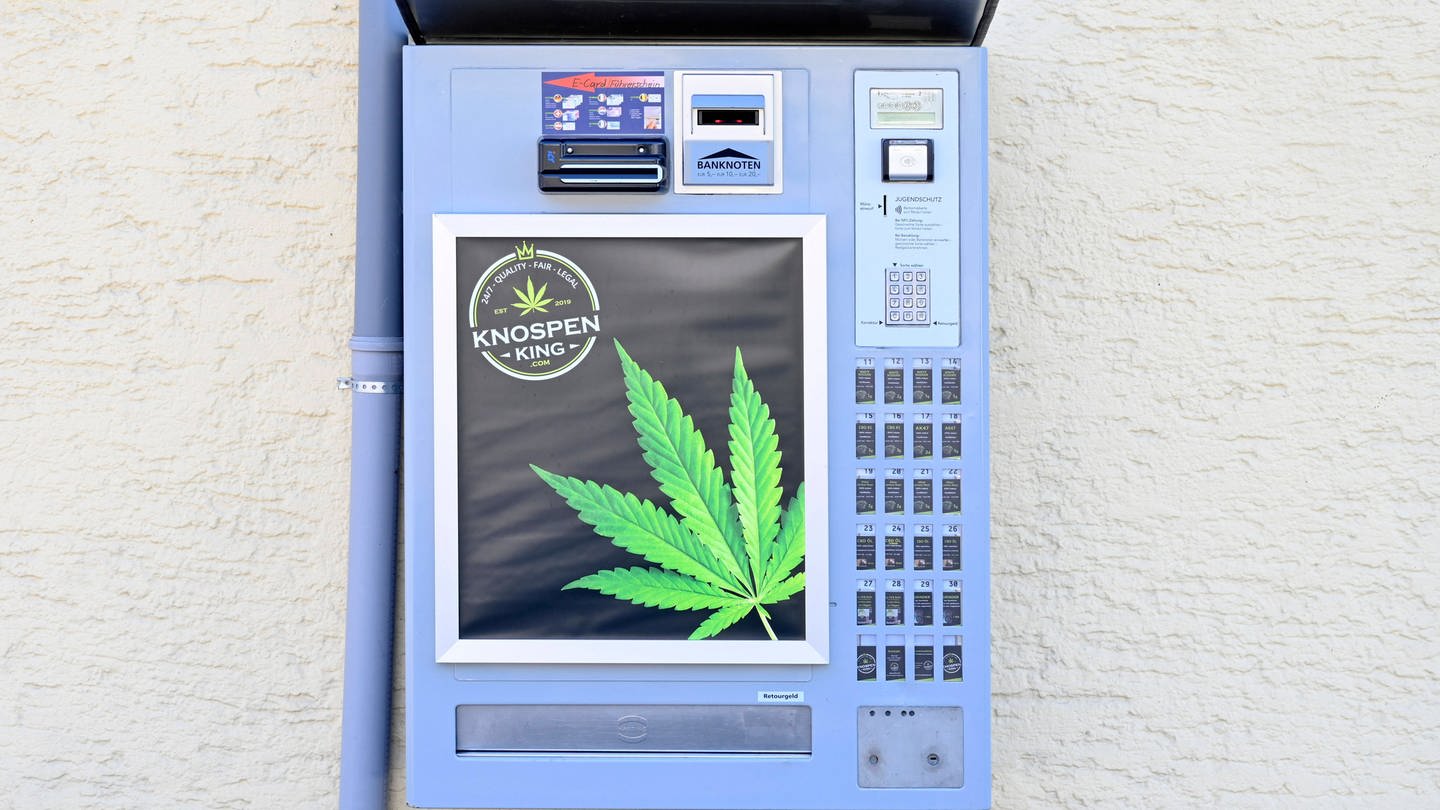 In der Region Stuttgart hat die Polizei 17 Cannabis-Automaten leer geräumt (Symbolbild) (Foto: IMAGO, IMAGO / Pius Koller)