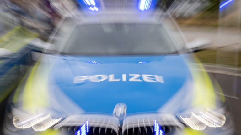 Blaulicht an einem Polizeifahrzeug. In Freiburg haben sich zwei Jugendgruppen geprügelt. Die Polizei sucht Zeugen. (Foto: dpa Bildfunk, picture alliance/dpa | Daniel Karmann)