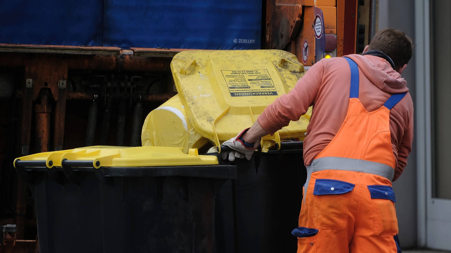 Ein Müllmann leert einen Mülleimer. (Symbolbild) (Foto: IMAGO, Michael Gstettenbauer (Symbolbild))
