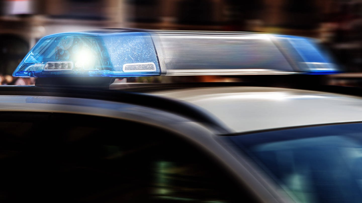 Streifenwagen mit Blaulicht. Nachdem 16-Jährige sexuell belästigt wird, sucht die Polizei den Täter (Foto: IMAGO, Fotostand)
