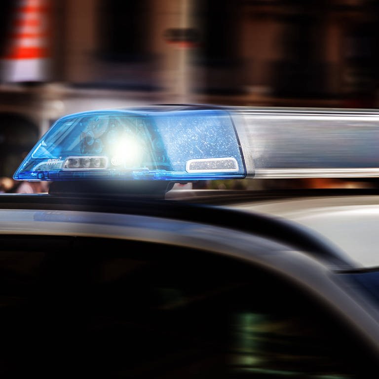Streifenwagen mit Blaulicht. Nachdem 16-Jährige sexuell belästigt wird, sucht die Polizei den Täter (Foto: IMAGO, Fotostand)