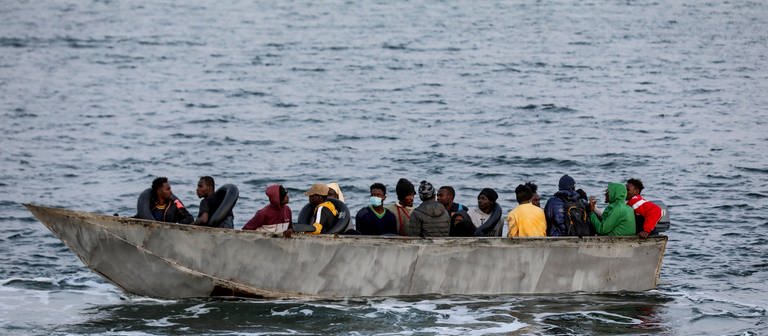 Ein kleines Boot mit Migranten im Mittelmeer, (Foto: dpa Bildfunk, picture alliance/dpa | Khaled Nasraoui)