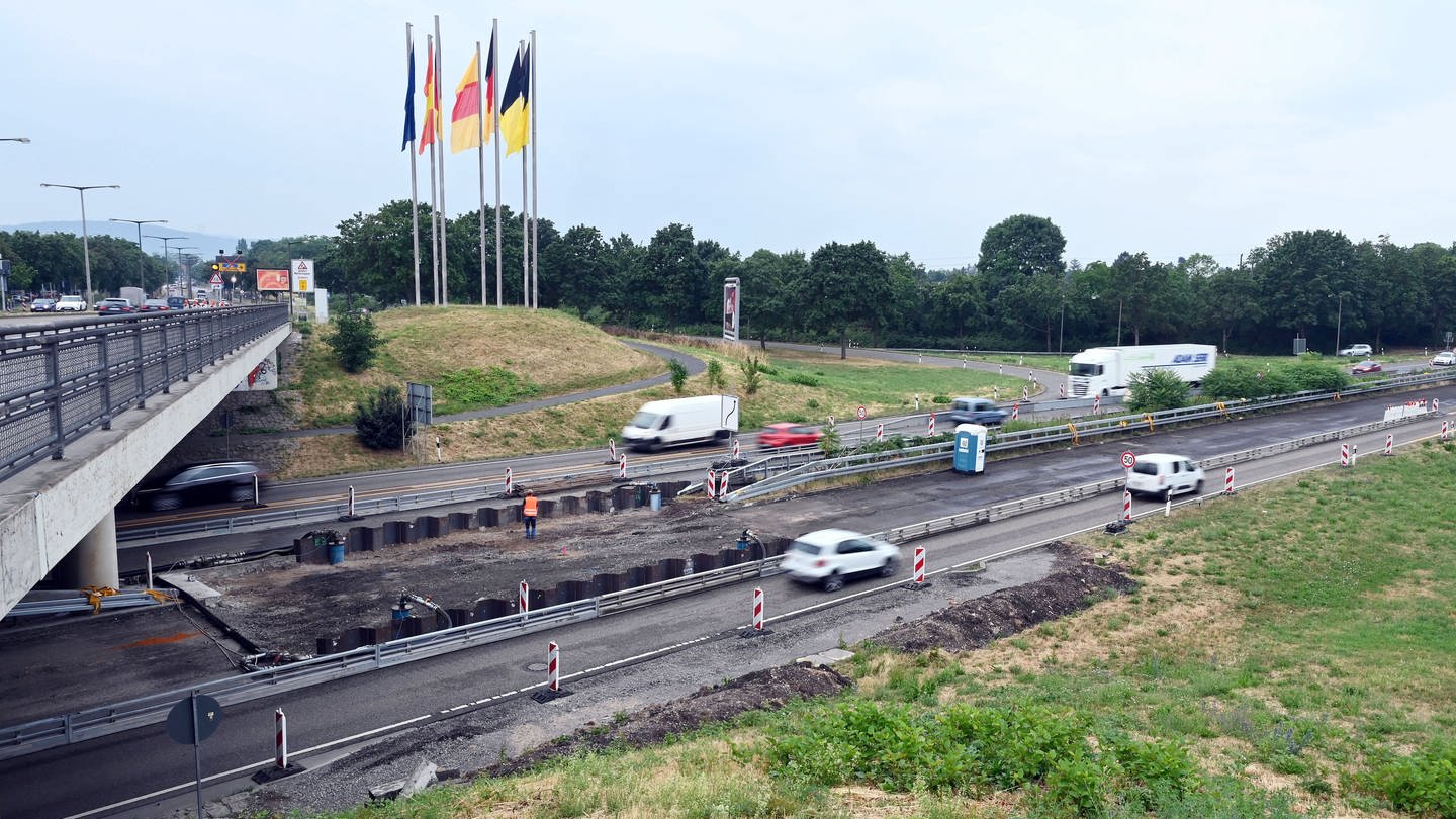 Eine Baustelle ist auf der Südtangente in Karlsruhe eingerichtet (Foto: dpa Bildfunk, picture alliance/dpa | Uli Deck)