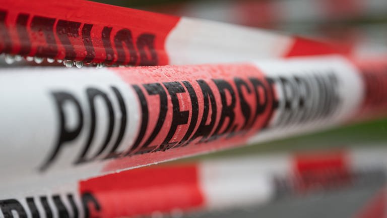 Absperrband der Polizei sperrt eine Fundstelle ab. In Weingarten (Rheinland-Pfalz) wurde ein 17-Jähriger mit einem Messer getötet. (Foto: dpa Bildfunk, picture alliance/dpa | Sebastian Kahnert)