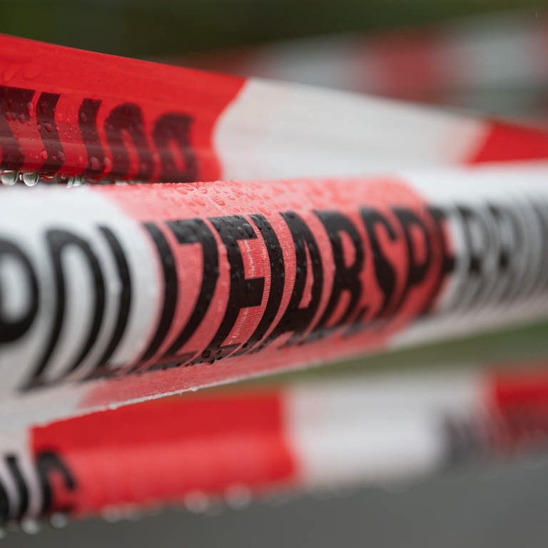 Absperrband der Polizei sperrt eine Fundstelle ab. In Weingarten (Rheinland-Pfalz) wurde ein 17-Jähriger mit einem Messer getötet. (Foto: dpa Bildfunk, picture alliance/dpa | Sebastian Kahnert)