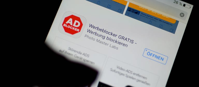  Die App «AdBlocker» wird am 15.11.2016 in Berlin auf dem Display eines Smartphones angezeigt. Auf YouTube könnte der AdBlocker bald nicht mehr funktionieren. (Foto: dpa Bildfunk, picture alliance / dpa | Monika Skolimowska)